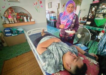 MOHAMAD Rashid Rusli yang hanya terlantar dibantu oleh ibunya, Norita Dualan ketika ditemui Utusan Malaysia di Kampung Petaseh, Kuala Klawang, Jelebu baru-baru ini. - UTUSAN/NURULAZMA SHAFIQAH KHAIRUL AZHAR