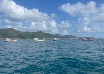 EMPAT bot nelayan Vietnam yang ditenggelamkan di perairan Pulau Redang untuk dijadikan tukun tiruan, di Kuala Nerus, hari ini.