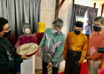 BRIAN D. McFeeters (berbaju batik) melihat rebana yang dimainkan dalam tarian rebana kercing di Kampung Laut, Tumpat, Kelantan - UTUSAN/ ROSLIZA MOHAMED