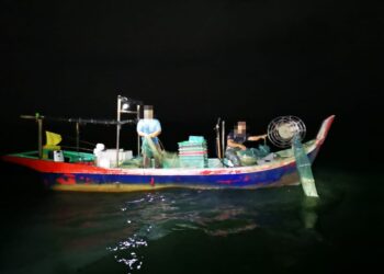 DUA beranak yang ditahan ketika sedang menurunkan bubu naga untuk menangkap ikan di perairan Pulau Talang, Perak hari ini. - UTUSAN/IHSAN MARITIM MALAYSIA PERAK