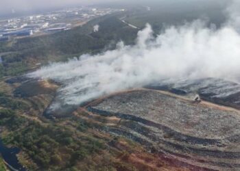 TAPAK pelupusan sampah Pulau Burung, Nibong Tebal, Pulau Pinang yang terbakar sejak lebih seminggu yang lalu kini diisytiharkan sebagai kawasan bencana tahap satu. - UTUSAN/IQBAL HAMDAN