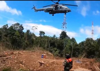 BEKALAN bahan api yang dihantar ke Menara Telekomunikasi TM Gunung Telapak Buruk, Jelebu menggunakan helikopter EC725AP kelmarin.