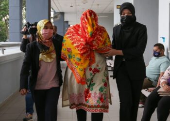 G. Panjjawaran (tengah) didakwa di Mahkmah Sesyen Seremban hari ini atas pertuduhan menyalahguna kuasa dengan menulis resit rasmi kerajaan melebihi jumlah wang awam yang sepatutnya, tiga tahun lalu.-UTUSAN/NOR SHAFAWATI YUP.