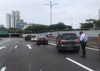 POLIS mengeluarkan saman terhadap pemandu yang memotong kenderaan secara berbahaya di Kilometer 0.1 Lebuh Raya EDL - Susur Jalan Stulang Darat, Johor Bahru.