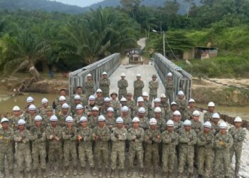 ANGGOTA Markas Rejimen Askar Jurutera 3 Divisyen terdiri dari Skuadron Ke-8 Rejimen Askar Jurutera Diraja (RAJD) dan Ke-9 RAJD yang terlibat dalam pembinaan jambatan bailey di Kampung Bemban, Simpang Durian, Jelebu yang siap semalam.