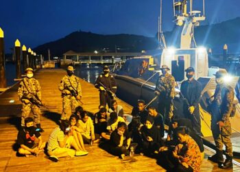 PATI yang ditahan setelah bot yang membawa mereka  masuk ke negara ini merempuh bot TLDM di perairan Johor Selatan hari ini. - UTUSAN/IHSAN TLDM