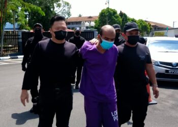 LONG Tiger dikawal ketat oleh anggota polis ketika dibawa ke Mahkamah Majistret Tangkak di Tangkak, Johor. -UTUSAN/BAZLAN IBRAHIM