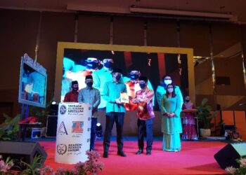 TENGKU Hassanal Ibrahim Alam Shah Al-Sultan Abdullah (tengah) hadir menyempurnakan pelancaran buku Aspirasi Menara Gading di Kuantan, Pahang. - UTUSAN/ DIANA SURYA ABD. WAHAB