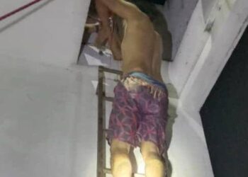 SUSPEK keluar dari tangki air sebuah rumah pangsa di Taman Bukit Melaka, Melaka selepas dikesan pihak polis.