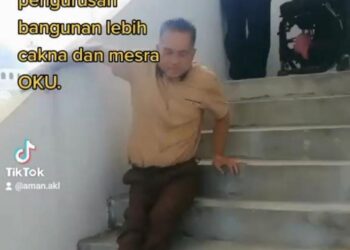 TANGKAP layar video daripada aplikasi TikTok memaparkan seorang lelaki OKU mengesot menuruni satu persatu anak tangga akibat lif dalam sebuah bangunan kerajaan dipercayai rosak di Kuantan, Pahang.