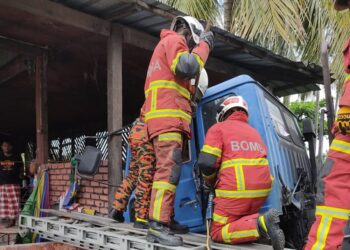 PASUKAN bomba mengeluarkan mayat mangsa yang tersepit dalam treler itu yang terlibat dalam kemalangan di Jalan Kapar Batu 15 di Klang, Selangor hari ini.