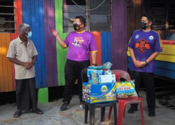 TUANKU SYED FAIZUDDIN PUTRA JAMALULLAIL (tengah) berkenan berangkat menyampaikan agihan zakat Majlis Agama Islam dan Adat Istiadat Melayu Perlis (MAIPs) di sekitar kawasan Projek Diraja Kampung Warna-Warni Program Transformasi Kampung Seberang Ramai Kuala Perlis hari ini.- UTUSAN