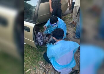 SEORANG lelaki ditemui meninggal dunia di tempat duduk sebuah kereta yang berkunci dalam kejadian di pekan Gemencheh, Tampin petang tadi. -GAMBAR/IHSAN BOMBA
