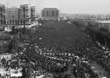 RAKYAT Azerbaijan berhimpun sebagai bantahan terhadap pencerobohan tentera USSR pada 1990.