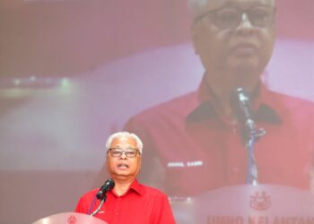ISMAIL Sabri Yaakob berucap dalam pertemuan bersama Biro Politik UMNO Kelantan di Kota Bharu hari ini. - UTUSAN/ZULHANIFA SIDEK