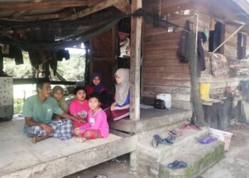 RAJA Shukri Raja Mansor menyara lima anaknya dengan melakukan pelbagai kerja di Kampung Pela, Ajil di Hulu Terengganu. - UTUSAN/NOOR HAYATI MAMAT