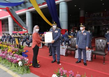 WARTAWAN Utusan Malaysia, Maszureen Hadzman menerima sijil penghargaan bomba pada majlis perbarisan tahunan 2022 di Putrajaya. - JBPM