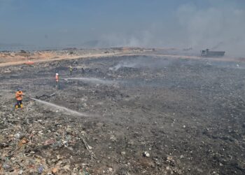 USAHA memadamkan kebakaran di tapak pelupusan sampah Pulau Burung, Nibong Tebal, Pulau Pinang masih giat dijalankan sejak lebih seminggu lalu.