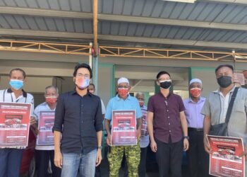 NOR Miswary Ramli (dua dari kiri) bersama sebahagian pemandu teksi ketika mengadakan mempromosikan Program Teksi Komuniti Anda di Kuala Nerang, Padang Terap  hari ini.