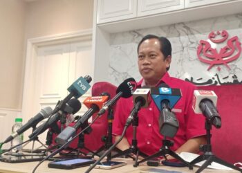 AHMAD Maslan dalam  sidang akhbar di Pejabat Perhubungan UMNO Johor, Jalan Yahya Awal di Johor Bahru. -UTUSAN/RAJA JAAFAR ALI