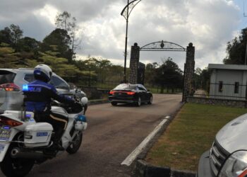 KENDERAAN rasmi yang membawa Hasni Mohammad memasuki pekarangan Istana Bukit Serene tepat pukul 4.40 petang bagi menghadap Sultan Ibrahim Sultan Iskandar di sini. UTUSAN/RAJA JAAFAR ALI