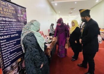HALIMATON Shaadiah Saad (tiga dari kanan) melawat salah sebuah gerai usahawan wanita pada Majlis Himpunan Usahawan Wanita Kedah di Alor Setar hari ini. - UTUSAN/JAMLIAH ABDULLAH