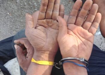 PATI yang dipakai gelang berwarna biru dan kuning dikesan ketika ditahan di sempadan Malaysia dan Thailand di Kedah.