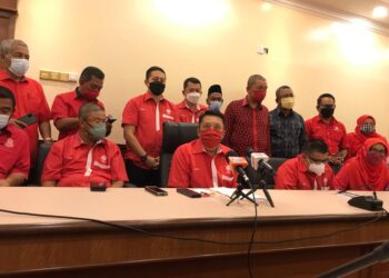 AHMAD Jazlan Yaakub bersama pimpinan UMNO Kelantan dalam sidang akhbar di Kota Bharu. - UTUSAN/ROSLIZA MOHAMED