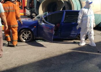 KEADAAN kereta yang dipandu mangsa yang maut selepas dihempap sebuah lori simen di Jalan Sri Cemerlang, Kota Bharu hari ini. FOTO MEDIA SOSIAL