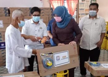 RINA Mohd. Harun menyampaikan barangan keperluan kepada mangsa banjir di Program Penyampaian Kotak Makanan YKN dan Kit Dana Kasih di Kampung Spang Loi, Batu Anam di Segamat.