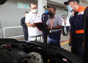 MOHD. Solihan Badri (kiri) melihat pemeriksaan Puspakom yang dijalankan terhadap kenderaan rasminya ketika melawat Puspakom Senai, di Kulai, Johor.