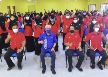 ISMAIL Sabri Yaakob (depan, duduk) bersama petugas Kemas Daerah Bera di Pejabat Kemas Daerah Bera di Bera, Pahang. - UTUSAN/SHAIKH AHMAD RAZIF