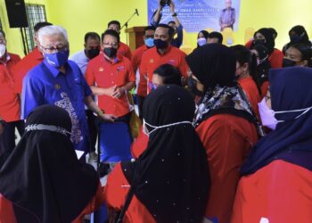 ISMAIL Sabri Yaakob beramah mesra bersama petugas Kemas pada Majlis Perjumpaan Bersama Anggota Kemas Daerah Bera di Pejabat Kemas Daerah Bera di Bera, Pahang. - UTUSAN/SHAIKH AHMAD RAZIF