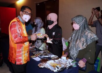 AHMAD Faizal Azumu beramah mesra dengan usahawan pada Seminar Pendigitalan Perniagaan di Ipoh hari ini. - UTUSAN/ZULFACHRI ZULKIFLI