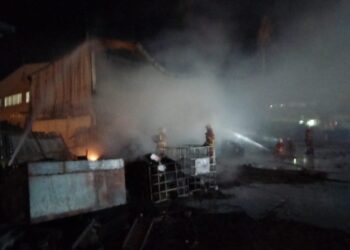 BOMBA memadamkan kebakaran di  gudang milik CJ Bio Malaysia Sdn. Bhd. di Kertih, di Dungun, semalam.
