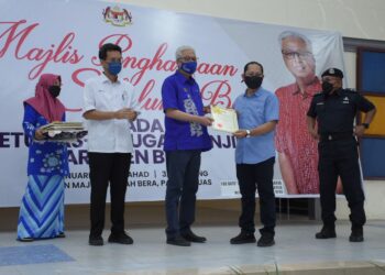 ISMAIL Sabri Yaakob (tiga dari kiri) menyampaikan sijil kepada petugas-petugas banjir Parlimen Bera di Dewan Dewan Majlis Daerah Bera, Kerayong di Bera, Pahang. - UTUSAN/NORHAFIZAN ZULLIFLI