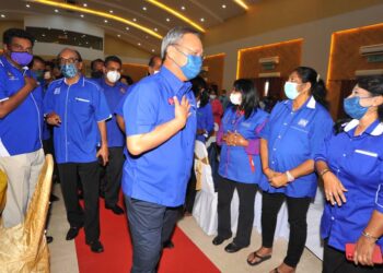 HASNI Mohamad ketika hadir pada penutup Program Taklimat Pilihanraya MIC Negeri Johor di Dewan Kompleks Mohamad Rahmat, Johor Bahru. - UTUSAN/RAJA JAAFAR ALI