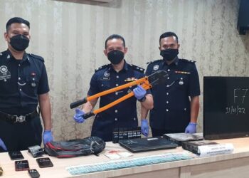 AHMAD Ridhwan Mohd. Nor @ Saleh (tengah) menunjukkan peralatan dan barangan digunakan Geng Amy Sandora yang dirampas dalam serbuan di Kampung Sijangkang, Kuala Langat, Selangor.
