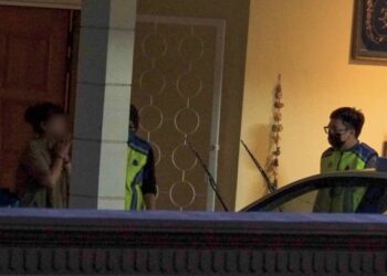 SUSPEK yang juga isteri mangsa ditahan anggota polis dalam kejadian di sebuah rumah banglo di Rasah Kemayan, Seremban 2, Seremban hari ini.
