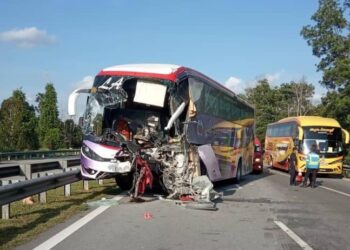 KEADAAN bas ekspres dinaiki kira-kira 18 orang penumpang yang merempuh belakang sebuah lori sedang menghala ke arah Kuala Lumpur, di kilometer 132.6 Lebuh Raya Pantai Timur, dekat Temerloh, Pahang. - IHSAN JBPM