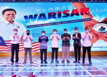 MOHD. Shafie Apdal (tiga kiri) bersama Danny Law (kiri), Jeff Ooi (empat kanan) dan Bryan Lai (dua kanan) semasa majlis makan malam Warisan di Kota Kinabalu semalam.