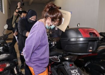SEORANG wanita direman tujuh hari di Kompleks Mahkamah Seremban hari ini bagi membantu siasatan kes bunuh suaminya dalam kejadian yang berlaku di Rasah Kemayan, Seremban 2, petang semalam. - UTUSAN/MOHD. SHAHJEHAN MAAMIN