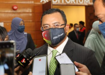 AMIRUDIN Shari ditemui pemberita selepas menyampaikan amanat Tahun Baharu 2022 di Auditorium Dewan Jubli Perak Sultan Abdul Aziz, Bangunan Sultan Salahuddin Abdul Aziz Shah, di Shah Alam, Selangor, hari ini.
