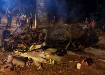 KERETA jenis Proton Iswara yang terbabas ke bahu jalan dan terbakar dalam satu kemalangan jalan raya  membabitkan tiga kematian berlaku berdekatan pusingan U Batu Tiga dekat Tanah Putih, Kuantan. - FOTO IHSAN JBPM