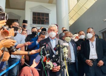 AHMAD Zahid Hamidi melalui pasukan guamannya akan meneruskan persiapan prosiding di peringkat bela diri. - UTUSAN/MOHD FADHLI MOHD SULAIMAN