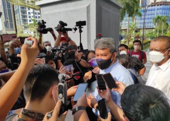 MOHAMAD Hasan ketika ditemui pemberita di Mahkamah Tinggi Kuala Lumpur.