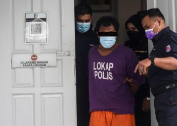 MOHAMED Azam Abdul Rasib dihadapkan ke Mahkamah Majistret Kuala Selangor hari ini qtas pertuduhan menyebabkan kematian ibunya pada 15 Januari lalu di Kampung Baru Pasir Penambang, Kuala Selangor, Selangor. - UTUSAN / ZULFADHLI ZAKI