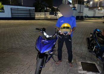SALAH seorang daripada empat samseng jalanan yang ditahan polis kerana melakukan aksi berbahaya di jalan raya sekitar pantai Lido, Johor Bahru.