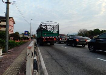 LORI yang terlibat kemalangan maut dengan sebuah motosikal di Kilometer 57, Jalan Ipoh-Kuala Lumpur dekat Tapah hari ini. - UTUSAN/IHSAN PDRM
