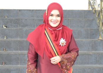 AISHAH bersama pingat Darjah Setia Bakti Negeri Sembilan (DBNS) yang membawa gelaran Datuk yang diterimanya sempena Hari Keputeraan ke-74 Yang di-Pertuan Besar Negeri Sembilan, Tuanku Muhriz Ibni Almarhum Tuanku Munawir di Istana Besar Seri Menanti, Kuala Pilah baru-baru ini. - UTUSAN/ZAKKINA WATI AHMAD TARMIZI